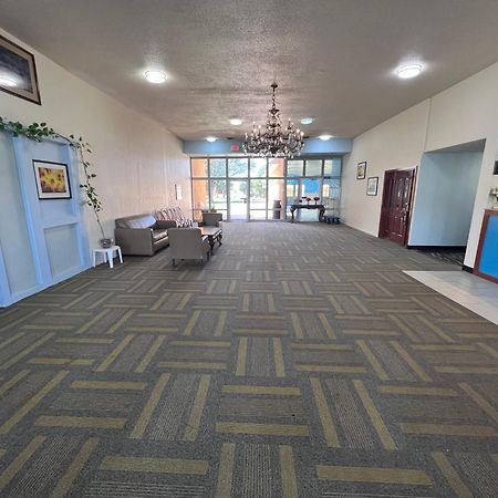 Colby Inn And Suites Экстерьер фото