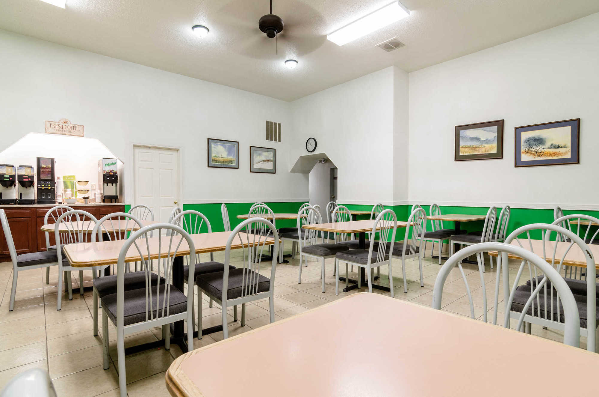 Colby Inn And Suites Удобства фото