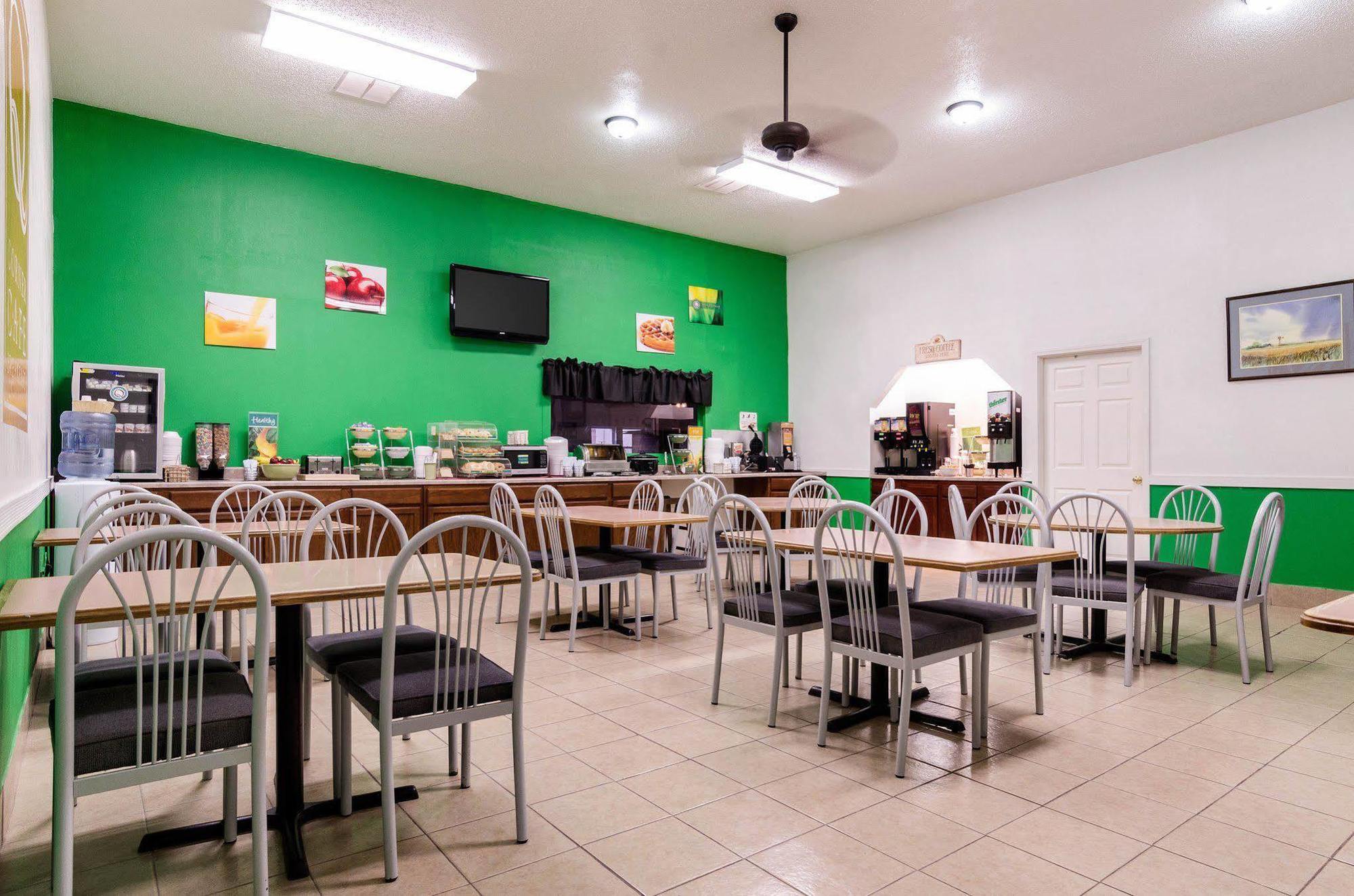 Colby Inn And Suites Экстерьер фото